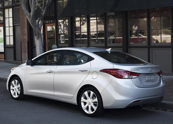 Hyundai Elantra Lateral